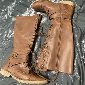 Cute brown boots!